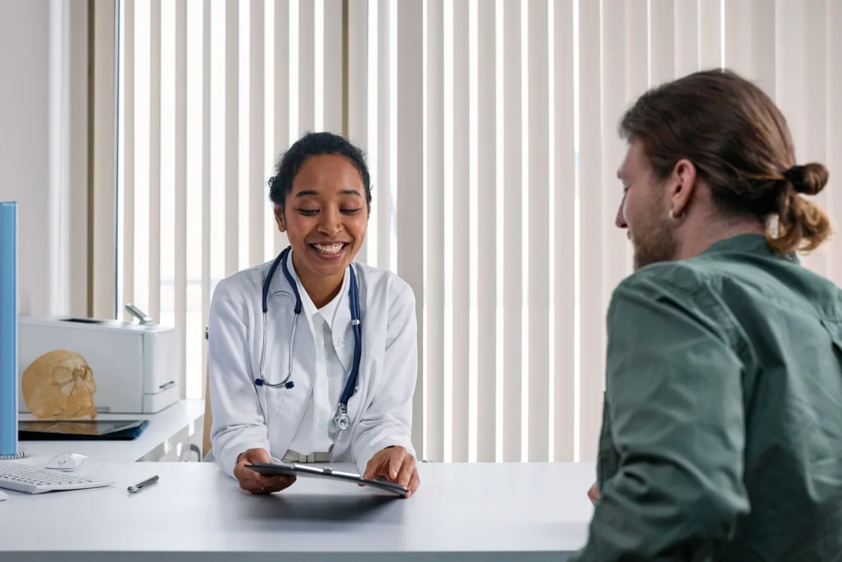 Consultation entre une patiente et son chirurgien